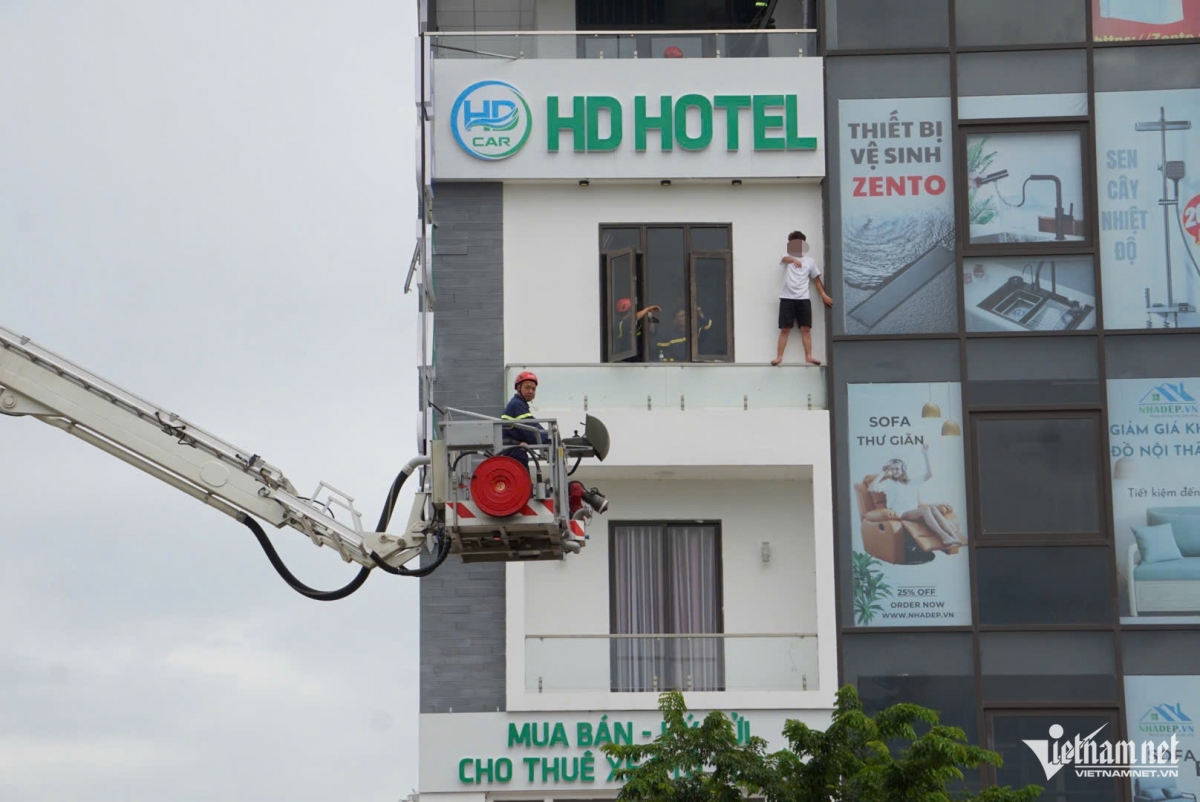 Thanh niên đứng ở lan can tầng 4 định nhảy lầu.