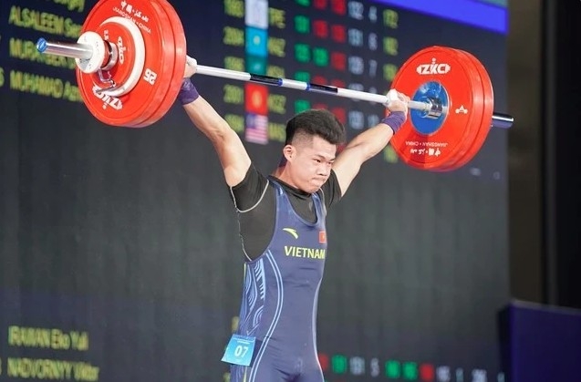 Tran Minh Tri lifts the barbel during the men's 67kg category in the Asian Weightlifting Championships 2025