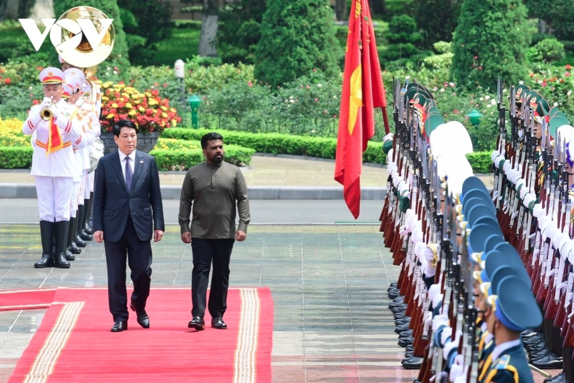 The two State leaders review the Guard of Honour of the Vietnam People’s Army.