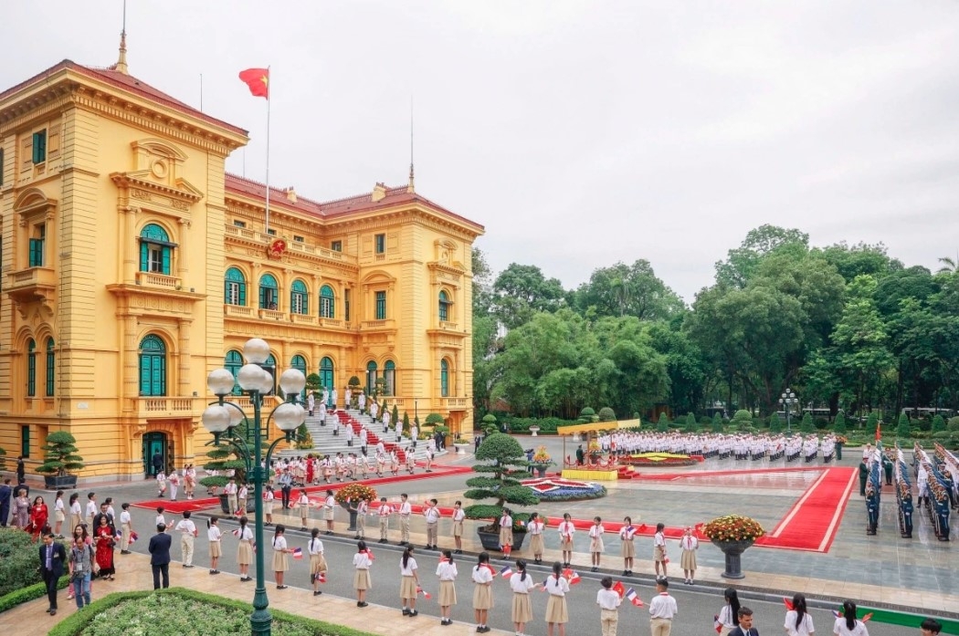 French President Emmanuel Macron and his spouse Brigitte Macron arrive in Hanoi on the evening of May 25, beginning a state visit to Vietnam from May 25 to 27, at the invitation of President Luong Cuong.