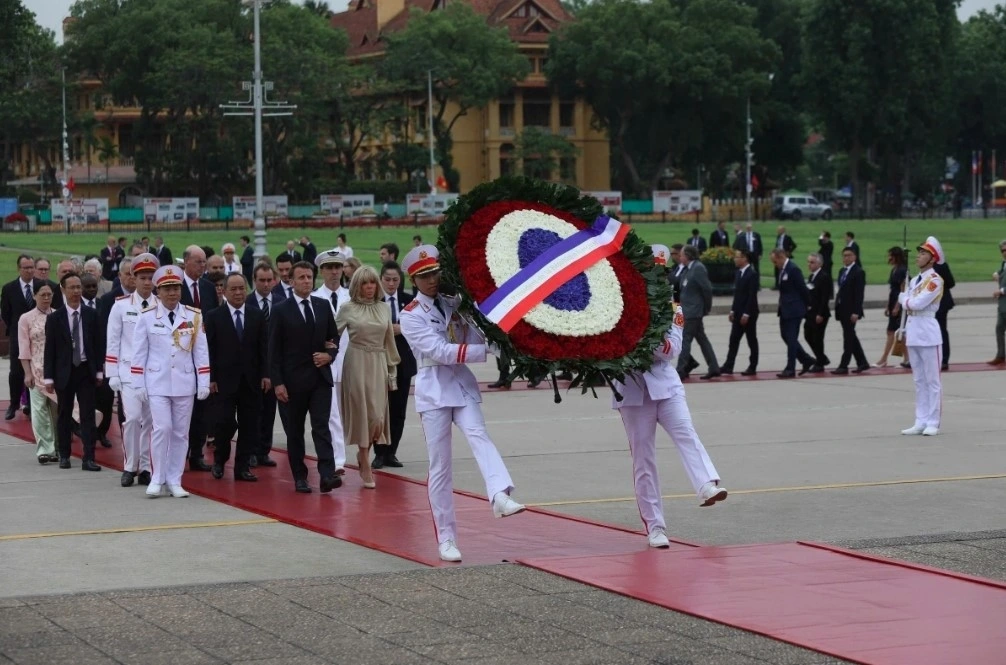 Earlier on the same day, French President Emmanuel Macron and his high-ranking delegation pay floral tribute to President Ho Chi Minh at his mausoleum in Hanoi.