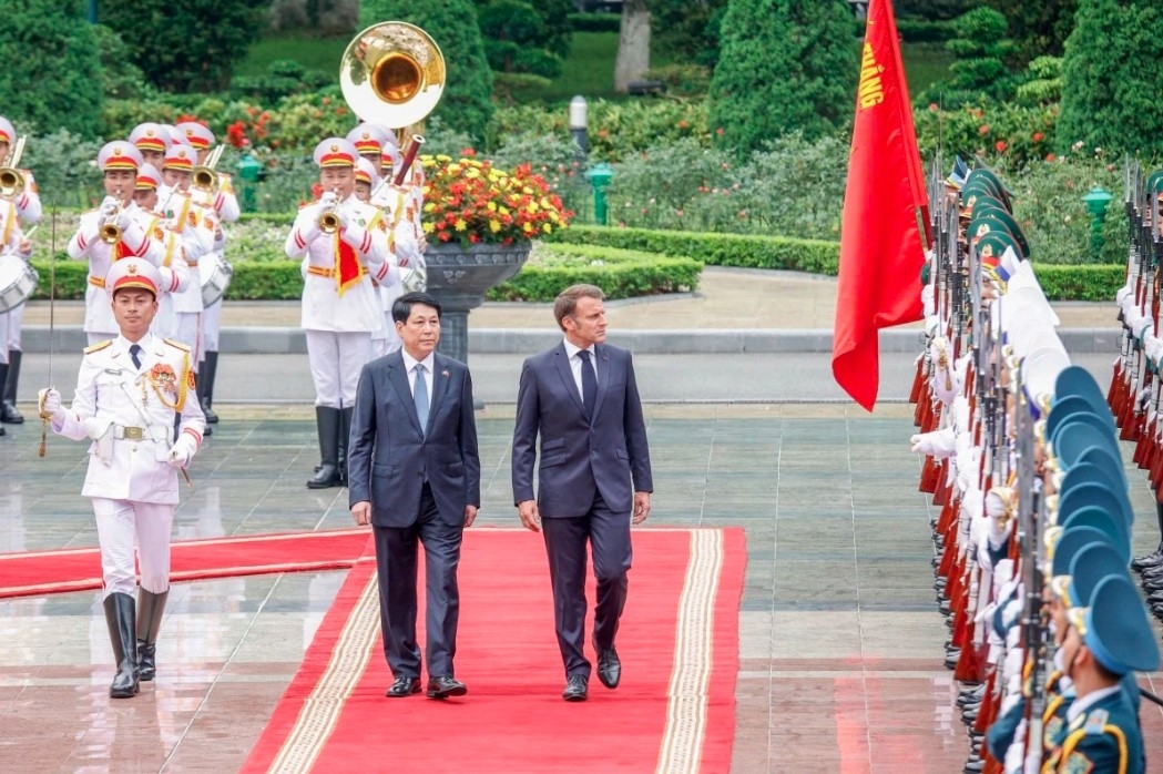 Both State leaders review the guards of honour of the Vietnamese People's Army.