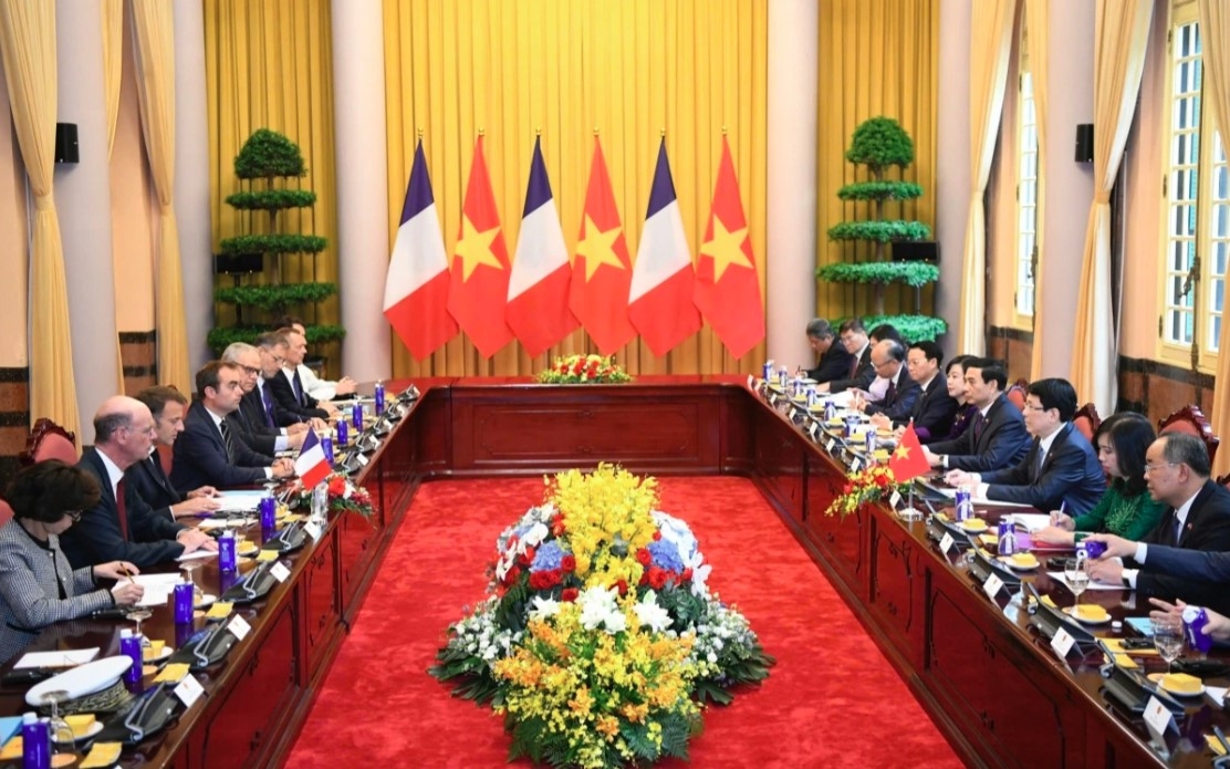 They hold talks immediately after the welcome ceremony.