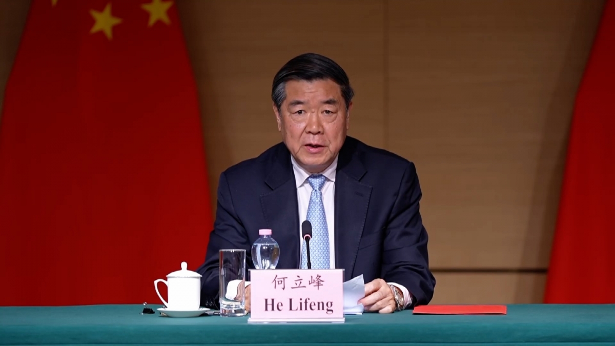 Phó Thủ tướng Trung Quốc Hà Lập Phong tại cuộc họp báo ở Thụy Sỹ (Ảnh: Xinhua)