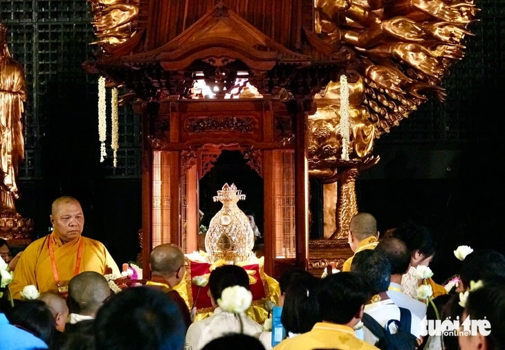 Xá lợi Phật hiện được tôn trí tại núi Bà Đen (tỉnh Tây Ninh), người dân chiêm bái đến ngày 13/5 (Ảnh: T.T.D)