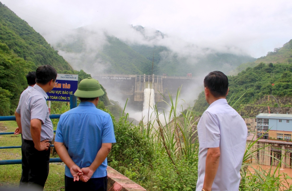 Nhà máy Thủy điện tại Nghệ An xả nước. Ảnh: Quang An