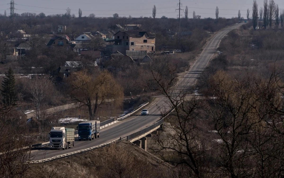 Xe tải rời khỏi một mỏ urani của Ukraine. Ảnh: Nytimes.
