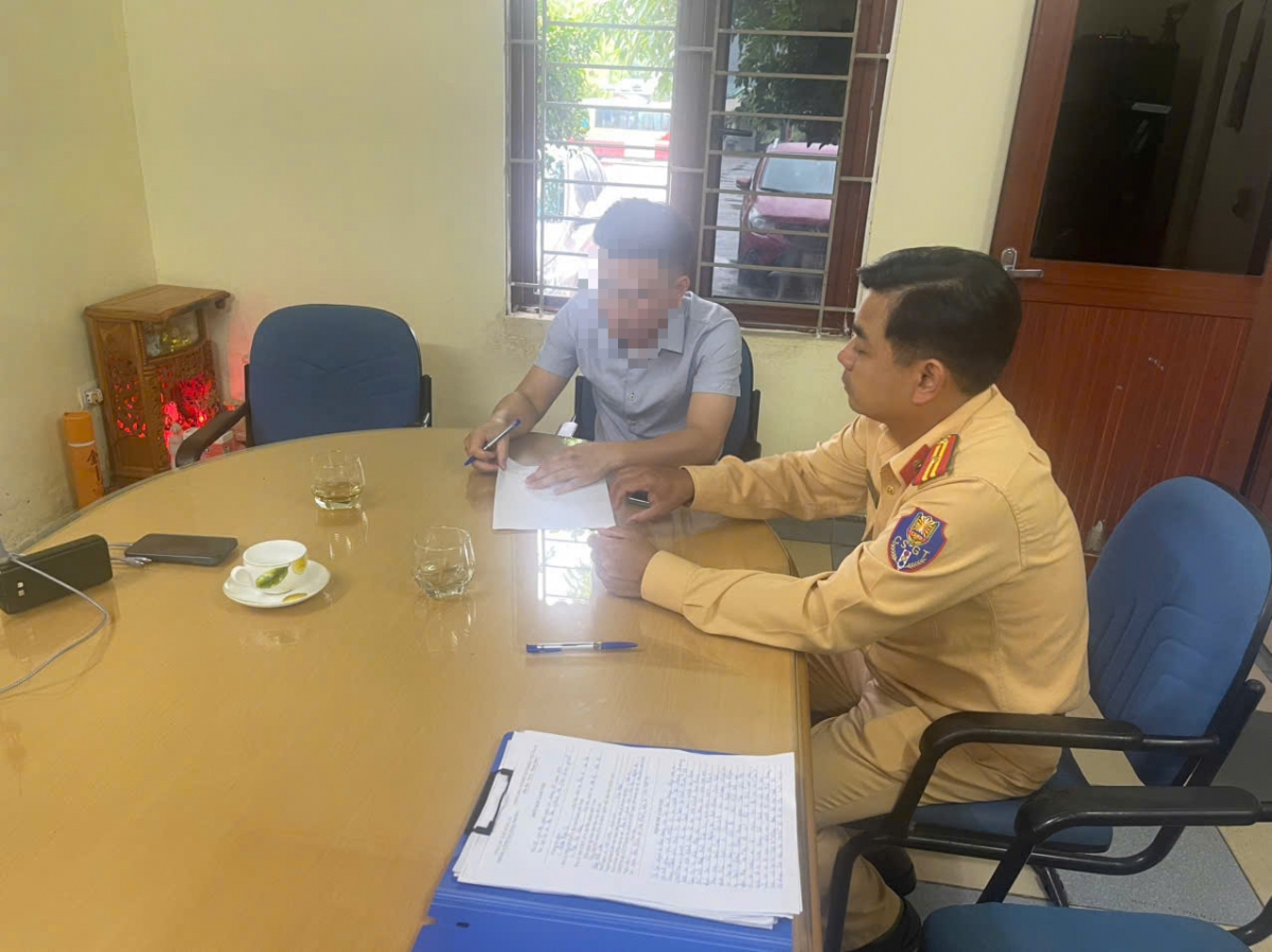 Lực lượng CSGT Nghệ An làm việc với đại diện công ty xe buýt Đông Bắc. Ảnh M.H