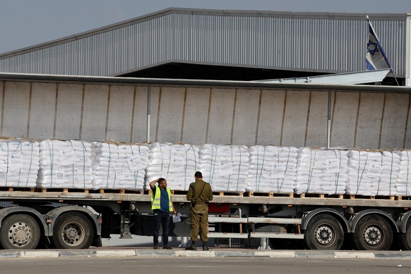 Xe tải chở hàng cứu trợ tại cửa khẩu Kerem Shalom giữa Israel và Gaza. Ảnh: Reuters