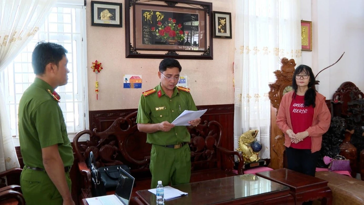 Cơ quan Cảnh sát điều tra Công an tỉnh Bạc Liêu tống đạt quyết định và lệnh đối với Nguyễn Ngọc Thúy. Ảnh: Văn Bào