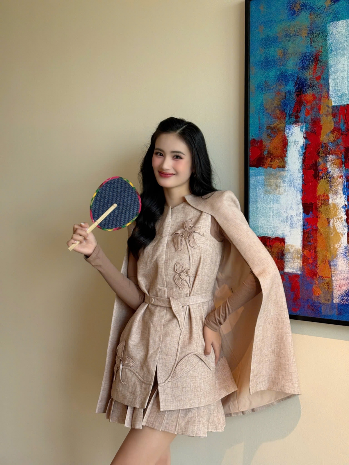 Ngày 8/5, trong hành trình Miss World, Ý Nhi chọn trang phục hiện đại, trẻ trung và không kém phần cá tính. Thiết kế bao gồm ba lớp trang phục đồng bộ với tông màu beige thời thượng.
