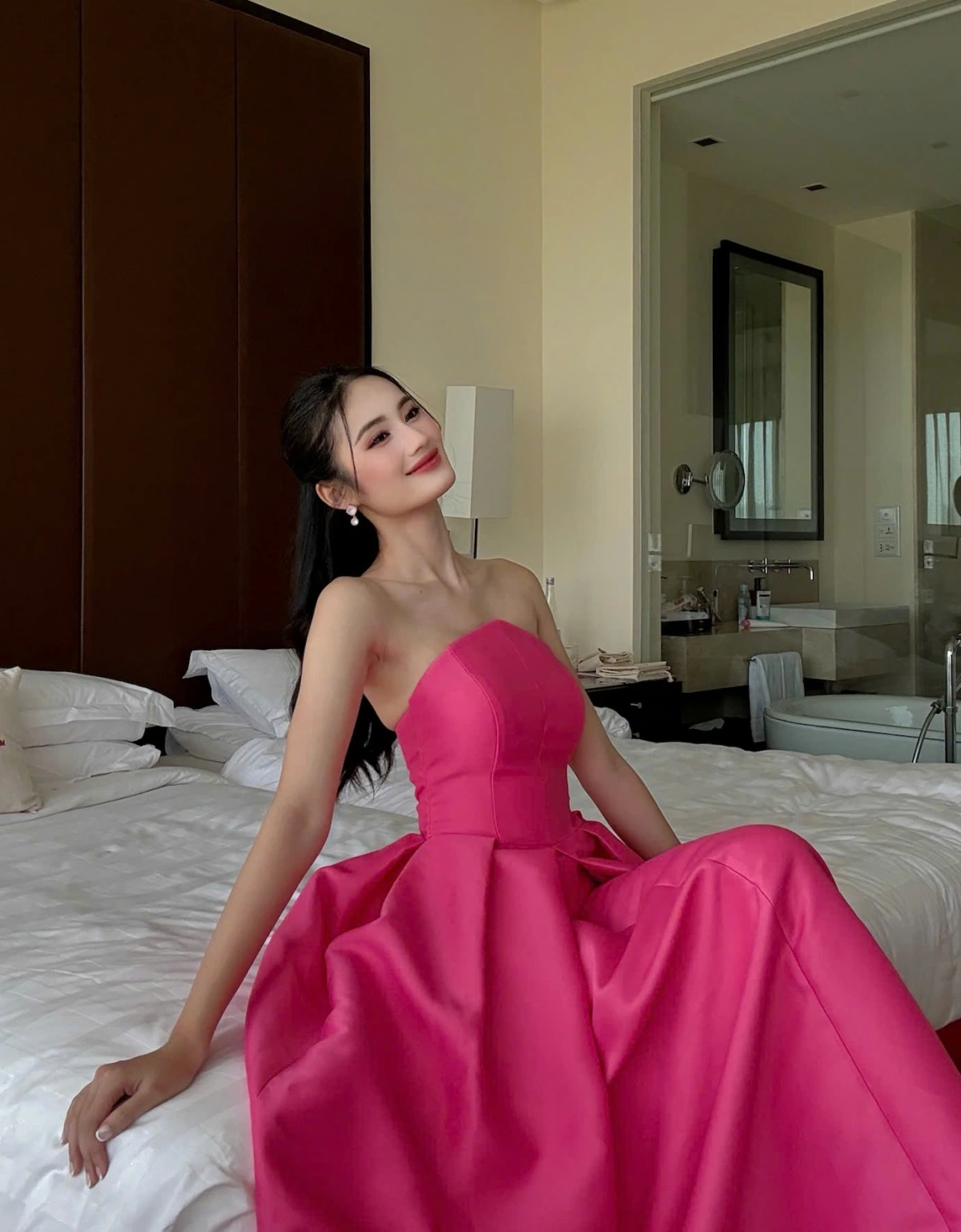 Hoa hậu Ý Nhi xuất hiện rạng rỡ trong ngày đầu nhập cuộc (7/5). Cô diện thiết kế cổ điển với tông màu hồng nổi bật, dáng cúp ngực tôn lên bờ vai và xương quai xanh thanh thoát. Chân váy xếp ly giúp Ý Nhi thêm phần thanh lịch, sang trọng. Trang phục giúp Ý Nhi nhận phản hồi tích cực từ khán giả.
