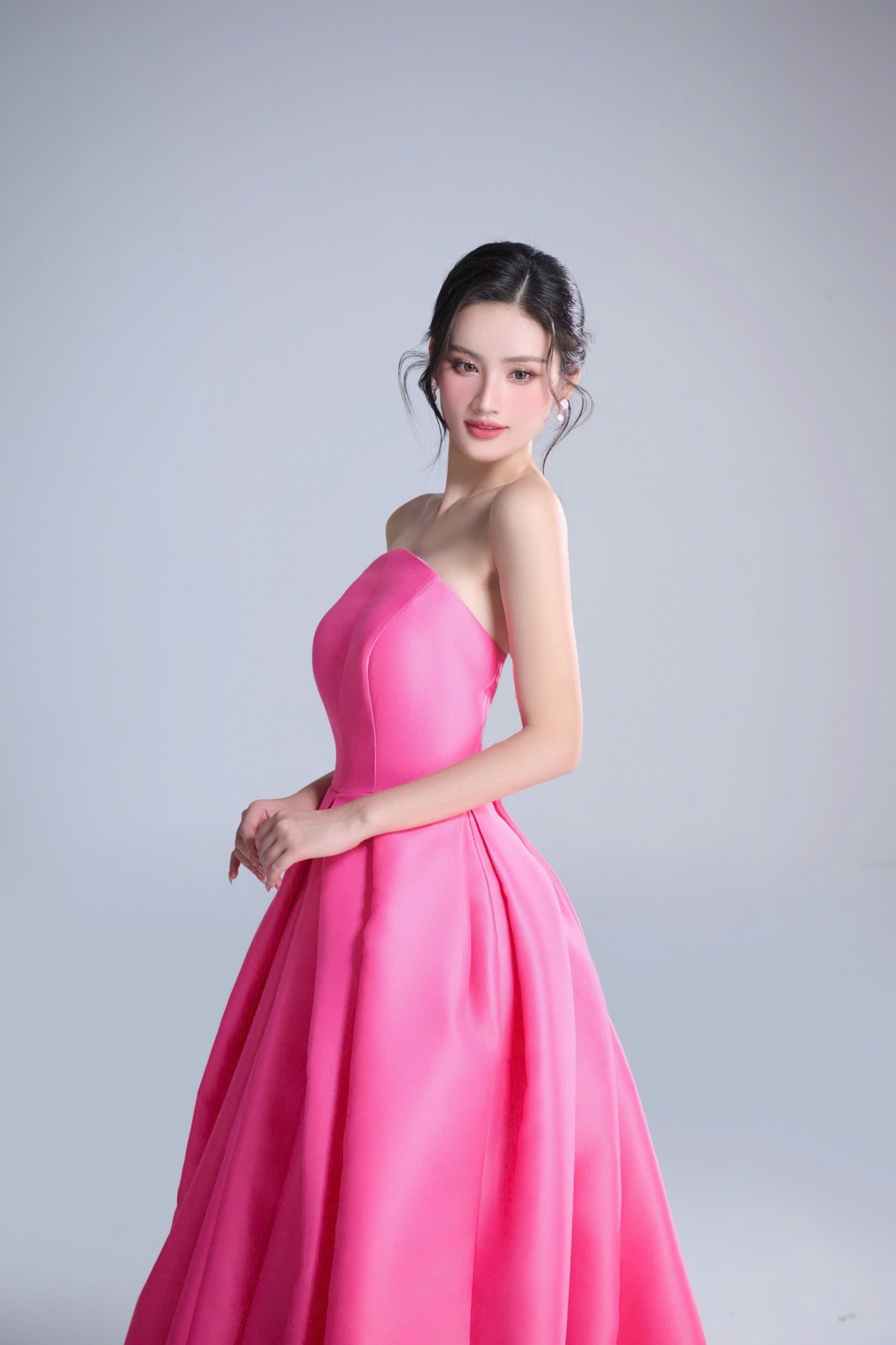 Hoa hậu Huỳnh Trần Ý Nhi lên đường sang Ấn Độ tối 6/5, bắt đầu hành trình chinh phục vương miện Miss World lần thứ 72.