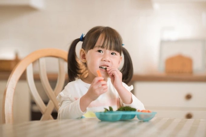Hãy chuẩn bị những món ăn và nước uống mà bé thích nhất! (Ảnh: ShutterStock)