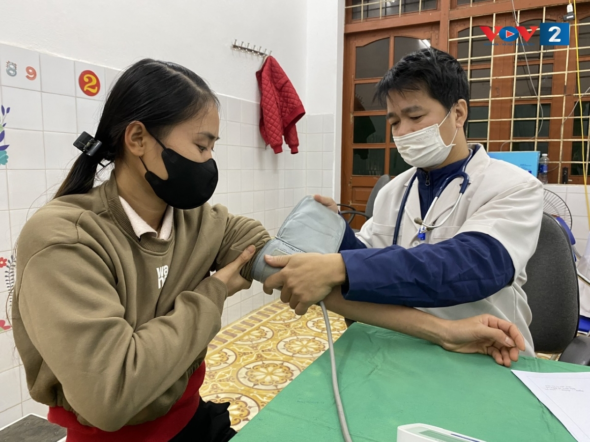 Bác sĩ tại Bệnh viện Đa khoa huyện Bảo Yên đang khám bệnh cho bệnh nhân