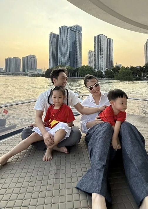 Vợ chồng Cường Đôla - Đàm Thu Trang đưa các con đi du thuyền ngắm hoàng hôn trên sông Sài Gòn trong kỳ nghỉ lễ.