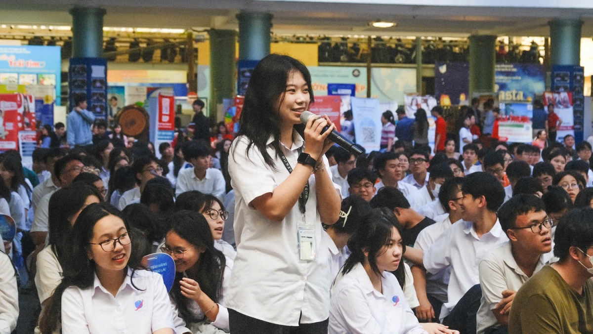 Học sinh Trường THCS và THPT Nguyễn Tất Thành chia sẻ những băn khoăn trong việc lựa chon ngành học và định hướng tương lai.