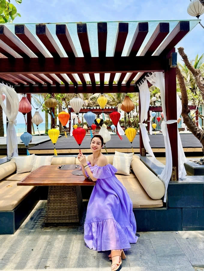 Hoa hậu Jennifer Phạm khoe vẻ gợi cảm với váy trễ vai khi đi nghỉ dưỡng cùng gia đình tại Đà Nẵng - Hội An.