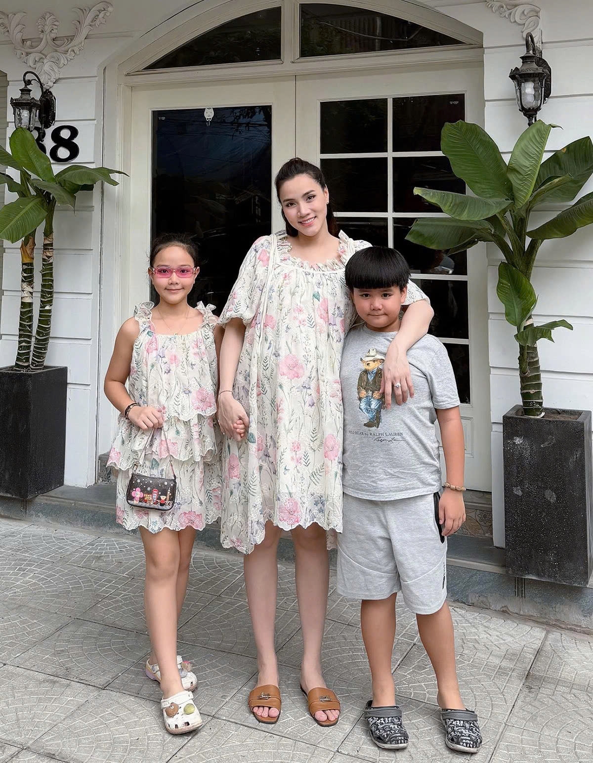 Diễn viên Trang Nhung khệ nệ bế bầu 8 tháng tạo dáng bên hai con.