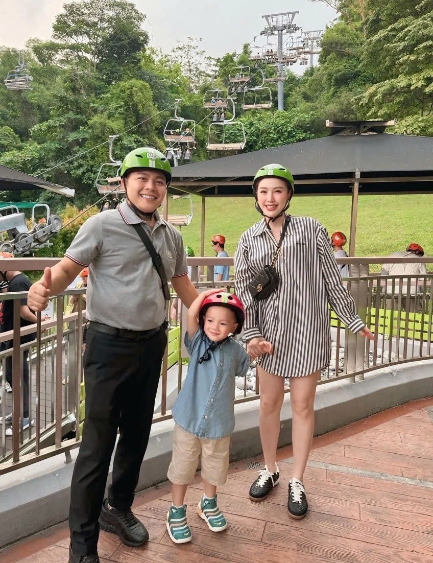 Gia đình Bảo Thy tận hưởng kỳ nghỉ lễ tại Singapore.
