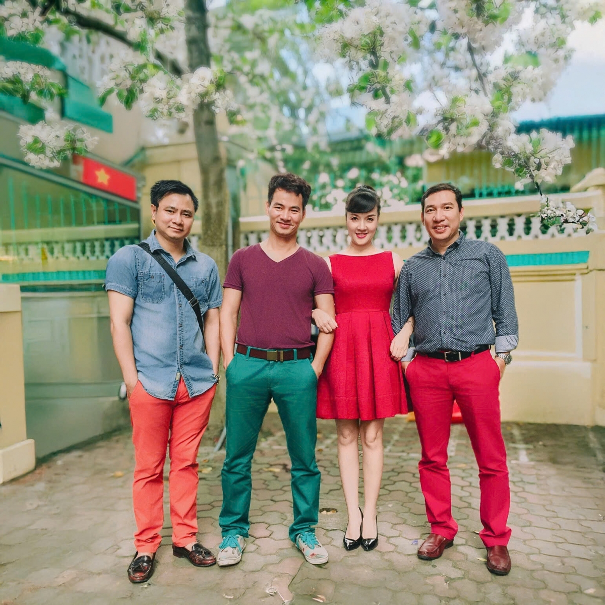 Đăng ảnh cũ cùng Xuân Bắc, Tự Long, Quang Thắng, nghệ sĩ Vân Dung làm thơ: "Hơn ba mươi năm có lẻ/Dành cả tuổi trẻ diễn xuất cùng nhau/Từ giờ đến mãi về sau/Anh em mình vẫn tựa đầu bên nhau".