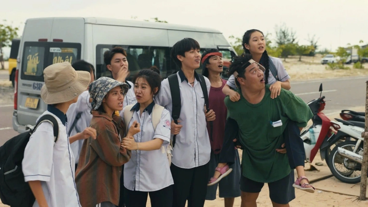 Tính đến sáng 2/5, "Lật mặt 8: Vòng tay nắng" của đạo diễn Lý Hải chính thức cán mốc doanh thu 100 tỷ đồng.