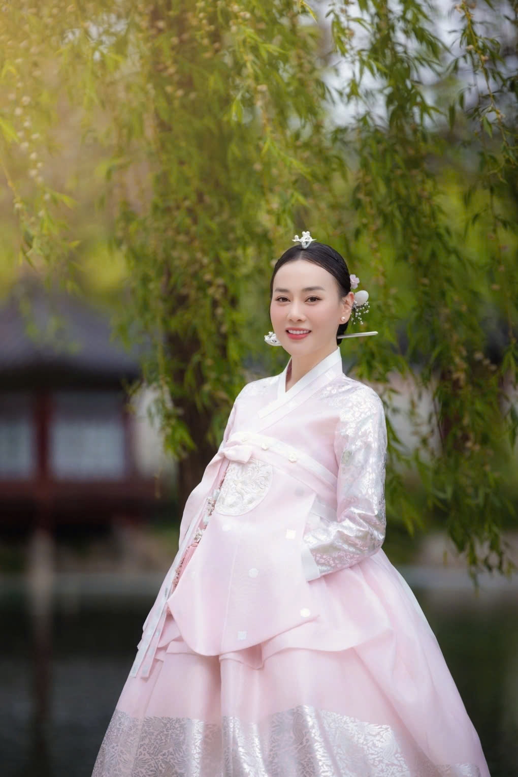 Phương Oanh nhận nhiều lời khen, trong đó có nhiều nhận xét cô “thần thái như hoàng hậu” khi diện hanbok trong chuyến thăm cố cung tại Seoul, Hàn Quốc. (Nguồn: FBNV)