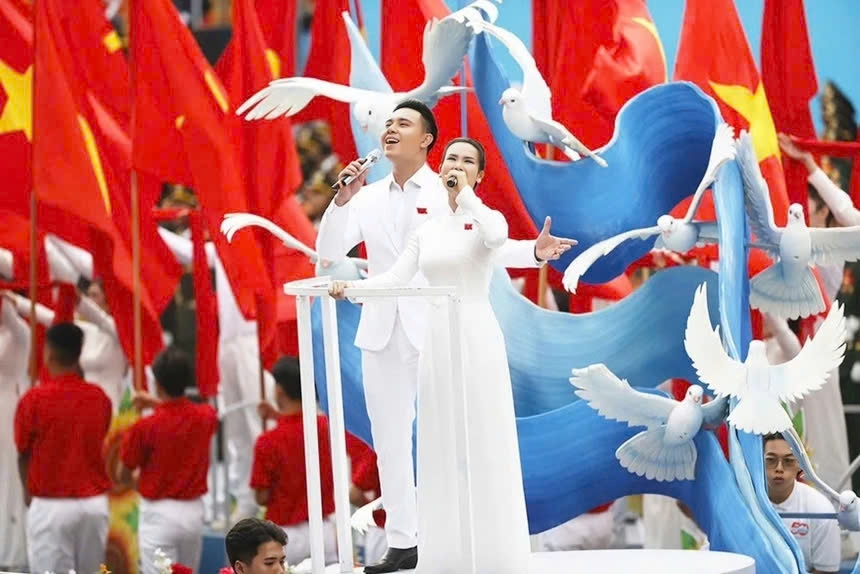 Võ Hạ Trâm có bài chia sẻ về màn trình diễn ca khúc Viết tiếp câu chuyện hoà bình. Nữ ca sĩ mong muốn khán giả nhìn nhận giá trị tích cực mà ca khúc mang lại, thay vì những chuyện bên lề.