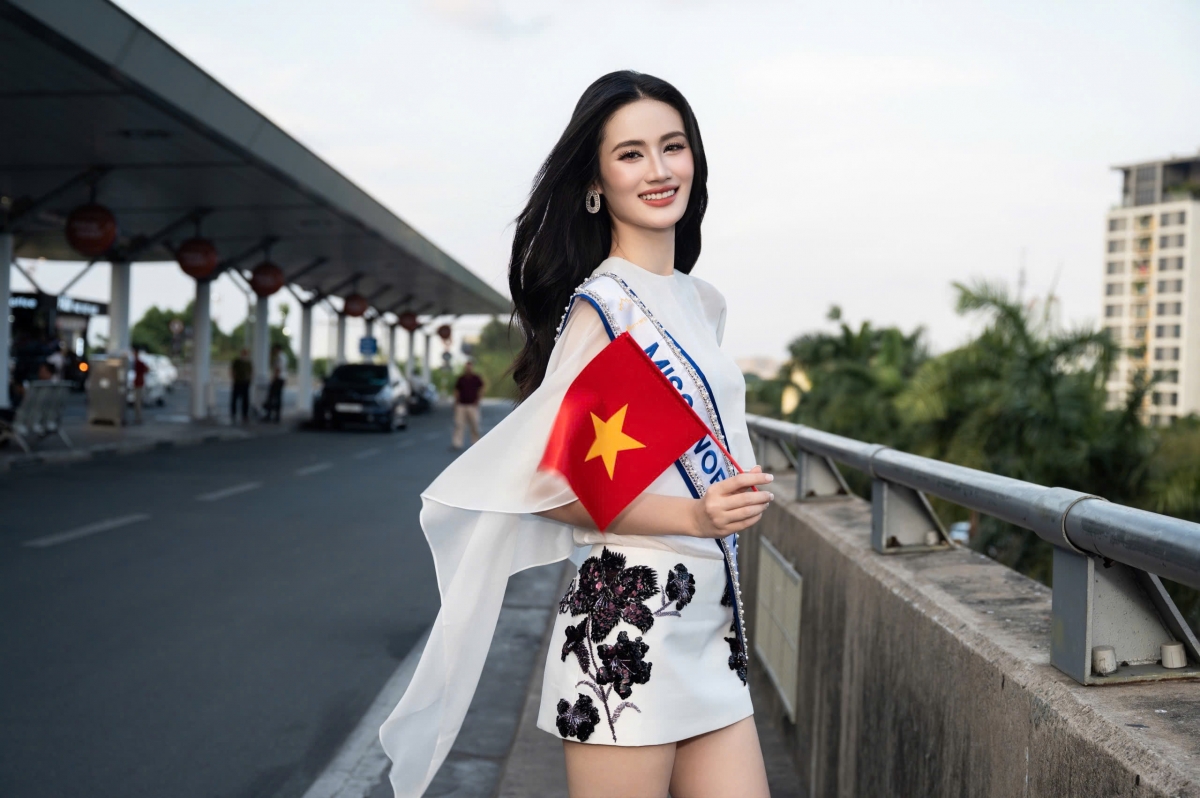 Hoa hậu Ý Nhi có mặt tại sân bay Tân Sơn Nhất để lên đường sang Telangana, Ấn Độ