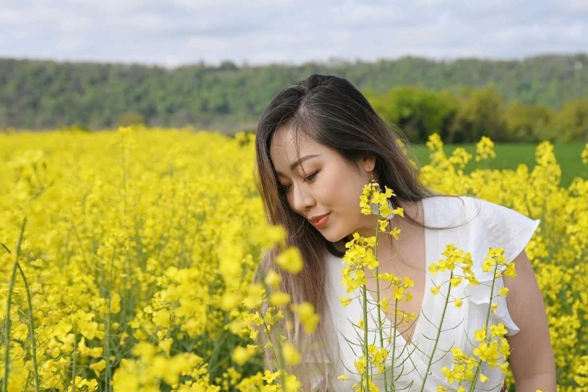 Hoa hậu Ngô Phương Lan khoe vẻ đẹp mặn mà khi dạo chơi cánh đồng hoa cải. (Nguồn: FBNV)