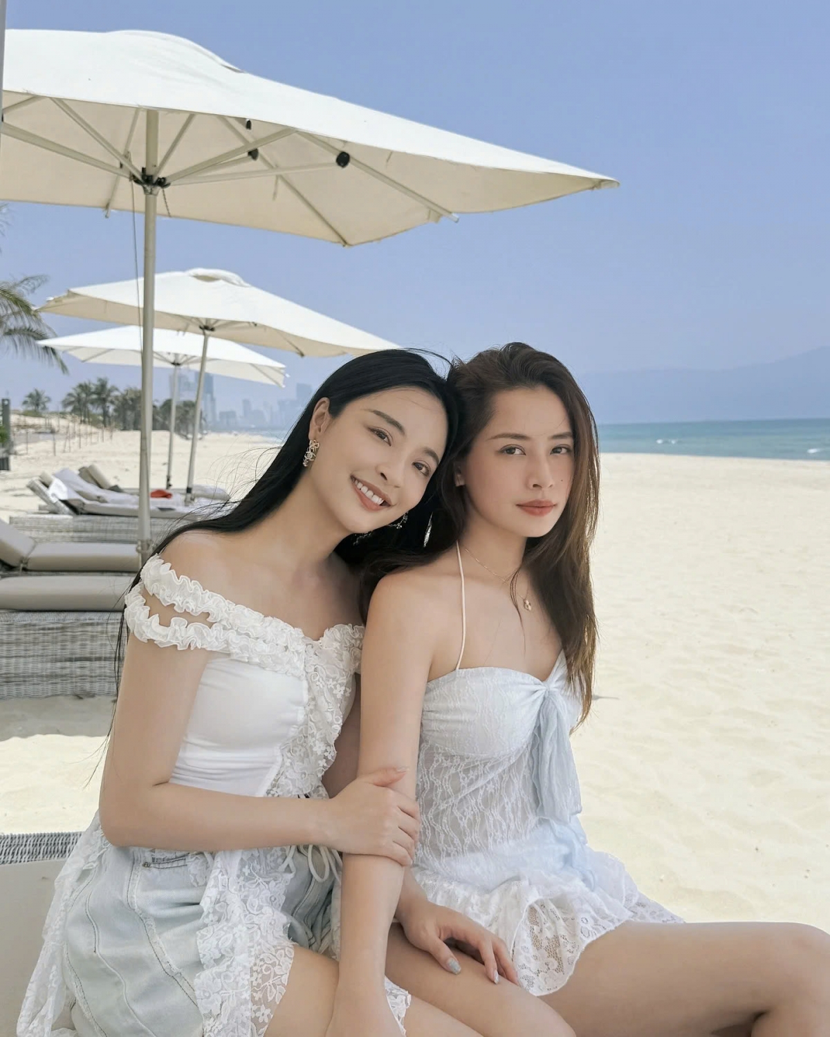 Chi Pu đưa Lí Sa Mân Tử đi du lịch biển trong chuyến thăm Việt Nam. Cả hai có mối quan hệ thân thiết khi cùng tham gia chương trình "Đạp gió 2023" tại Trung Quốc. (Nguồn: FBNV)