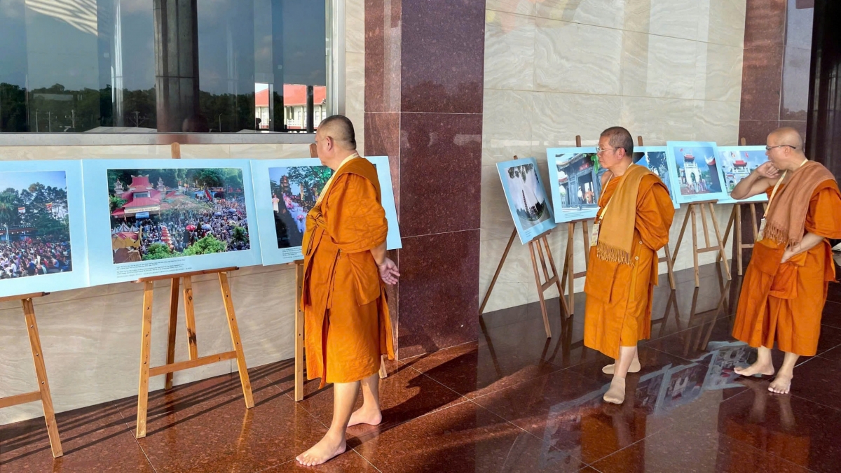 Triển lãm “Chùa Việt – Cột mốc tâm linh, đại sứ văn hoá” trưng bày hơn 30 bức ảnh