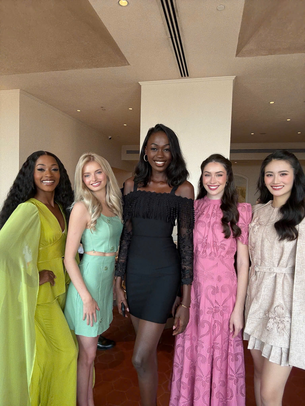 Theo lịch trình từ tổ chức Miss World, lễ khai mạc chính thức của cuộc thi diễn ra vào ngày 11/5. Sau đó, đại diện Việt Nam bước vào chuỗi hoạt động trong khuôn khổ Miss World, bao gồm các phần thi quan trọng như Head To Head Challenge, Talent, Sport… Đêm chung kết của Miss World lần thứ 72 dự kiến tổ chức vào ngày 31/5.