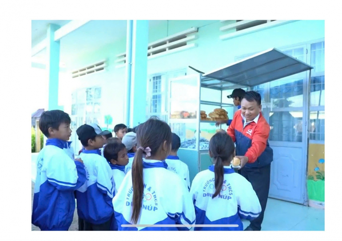 Trường Tiểu học và THCS Đinh Núp đang thực hiện mô hình “Tủ bánh mì 0 đồng” để hỗ trợ học sinh và duy trì sĩ số đến lớp ổn định.