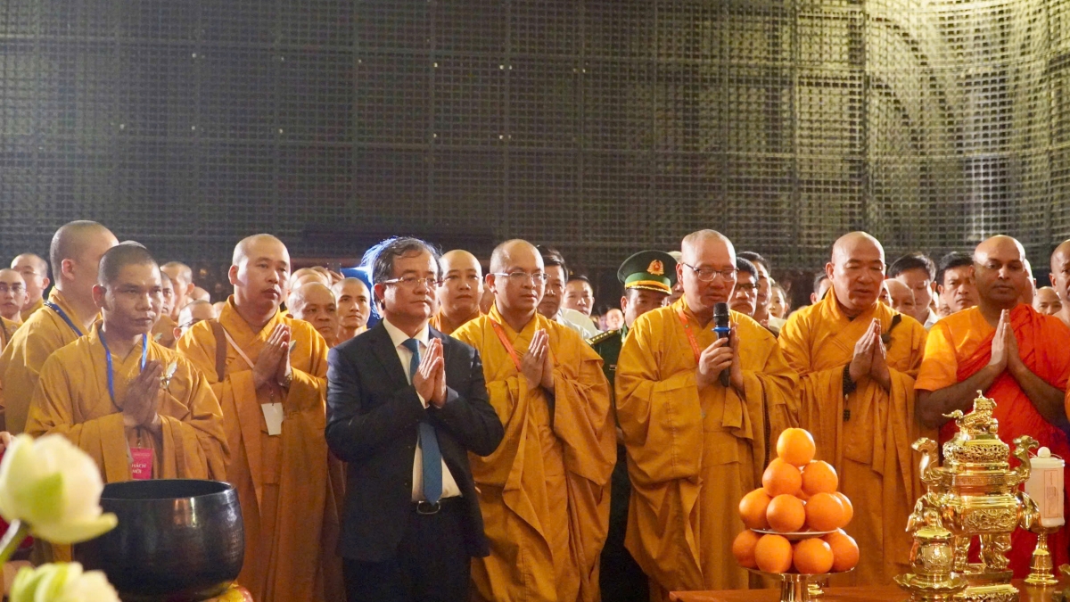 Nghi lễ cung rước xá lợi Đức Phật và các nghi thức trọng đại trong Đại lễ Vesak 2025 tại núi Bà Đen.