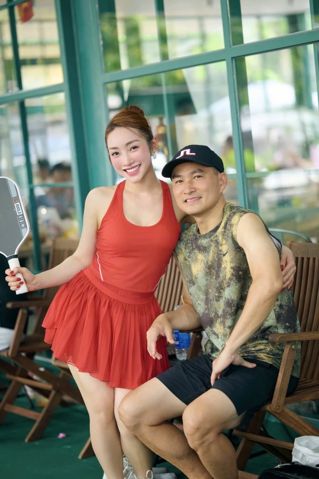 Vợ chồng Chi Bảo - Lý Thùy Chang tình tứ trên sân pickleball.