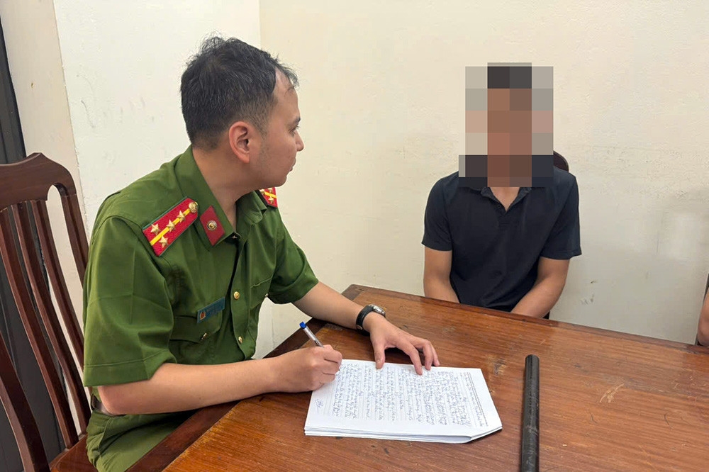 Người đàn ông cầm dùi cui là N.T.H làm việc với cơ quan công an