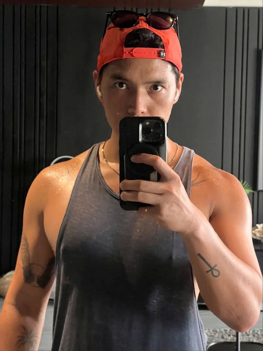 Huy Trần - chồng diễn viên Ngô Thanh Vân - khoe cơ bắp sau khi tập gym và cho biết: "Ăn đồ dư bà bầu, tăng 12 kg. Mãi mới xuống được 5 kg".
