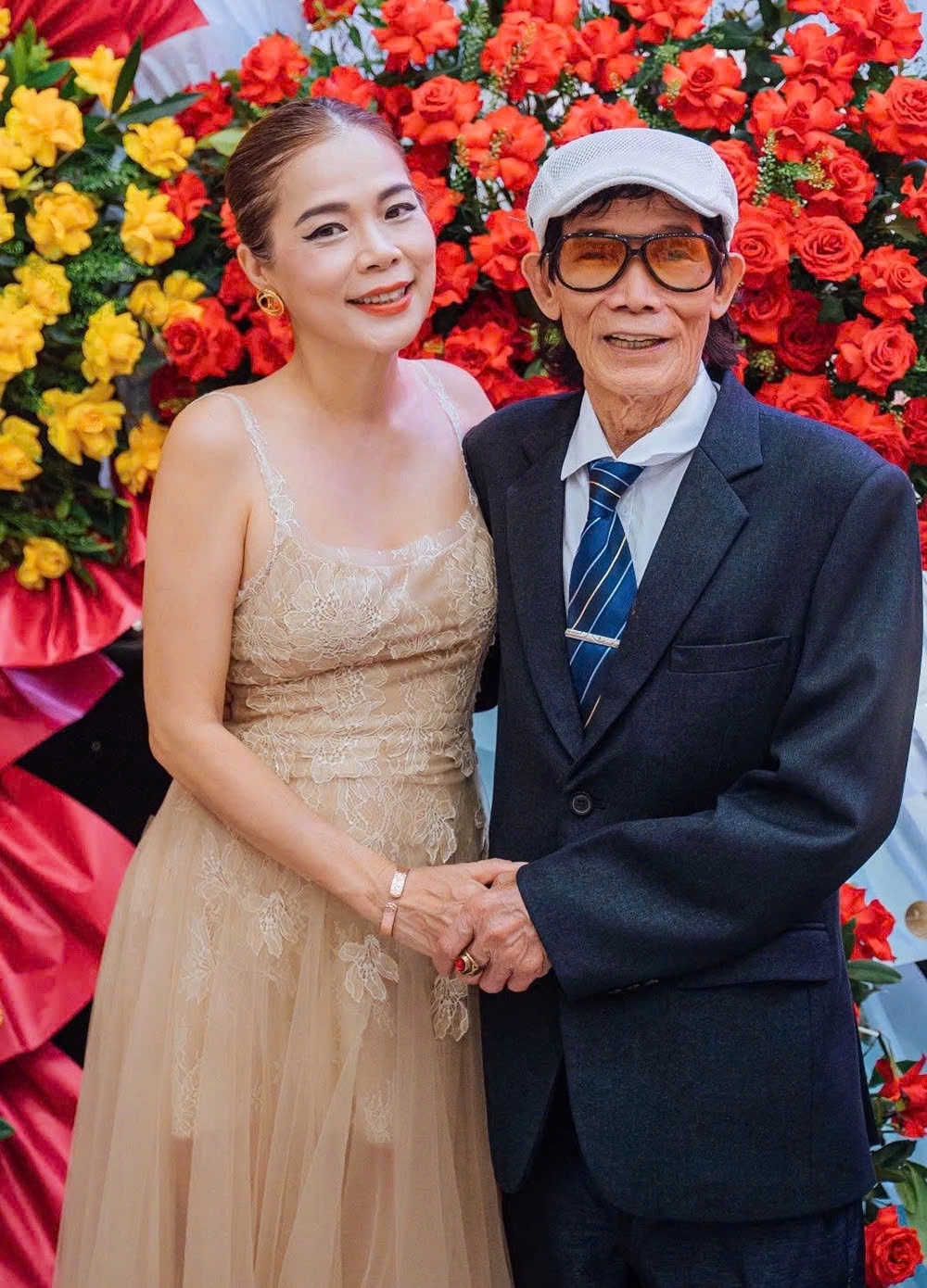 Vợ chồng Mỹ Lệ cùng hai con vừa về quê Quảng Bình, mừng thọ 85 tuổi của nhạc sĩ Hoàng Sông Hương - bố nữ ca sĩ.
