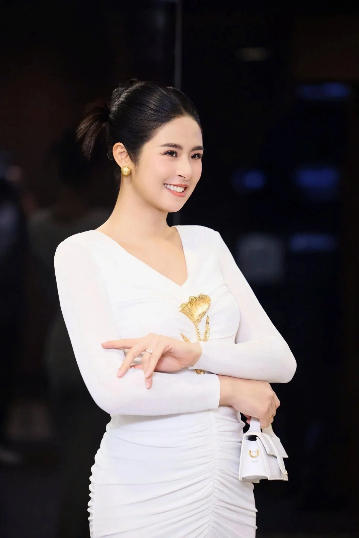 Hoa hậu Ngọc Hân khoe dáng khi mang bầu 5 tháng. Cô cho biết mới tăng 5kg và đặt mục tiêu không tăng cân quá nhiều trước khi sinh con.