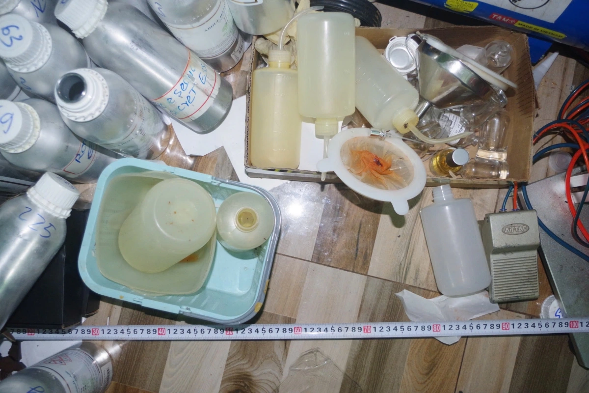 Dụng cụ làm nước hoa giả 