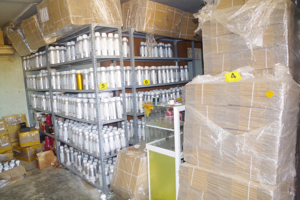 Kho chứa hàng của nhóm đối tượng làm nước hoa giả