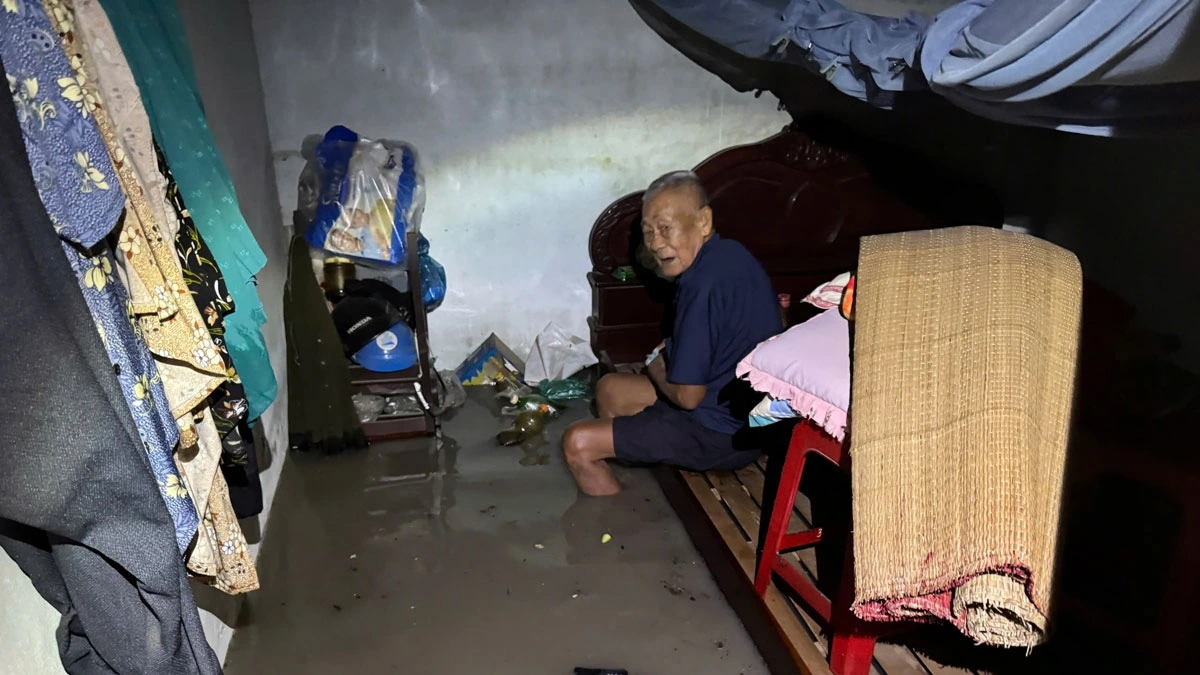Không thể di chuyển ra ngoài nên nhiều cụ già bị mắc kẹt trong nhà 