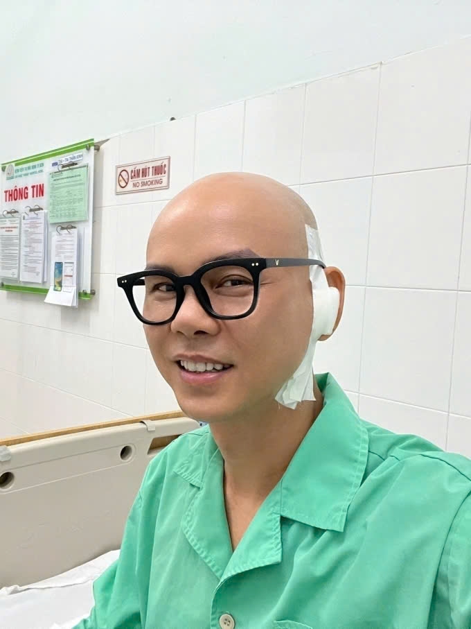 Ca sĩ Phan Đinh Tùng trải qua ca mổ vá lỗ thủng màng nhĩ tai trái tại một bệnh viện ở TP.HCM. Vợ Phan Đinh Tùng cho biết ca phẫu thuật diễn ra suôn sẻ, sức khỏe ông xã hiện ổn định. (Nguồn: FBNV)
