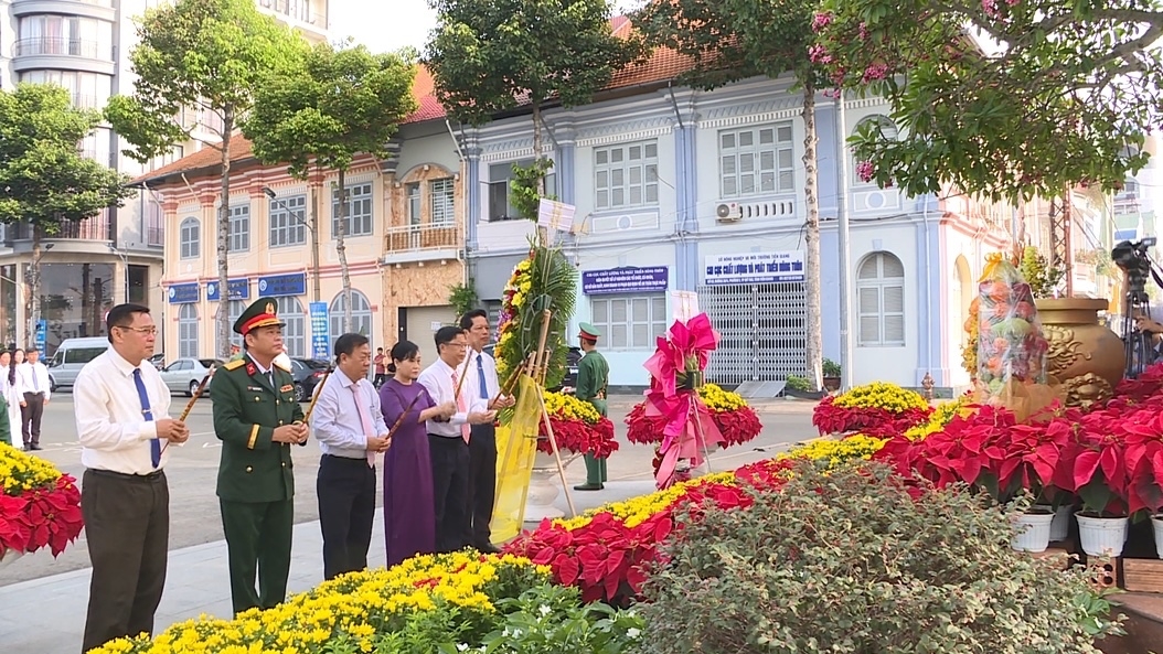 Lãnh đạo tỉnh Tiền Giang thắp hương tại tượng đài Nguyễn Hữu Huân