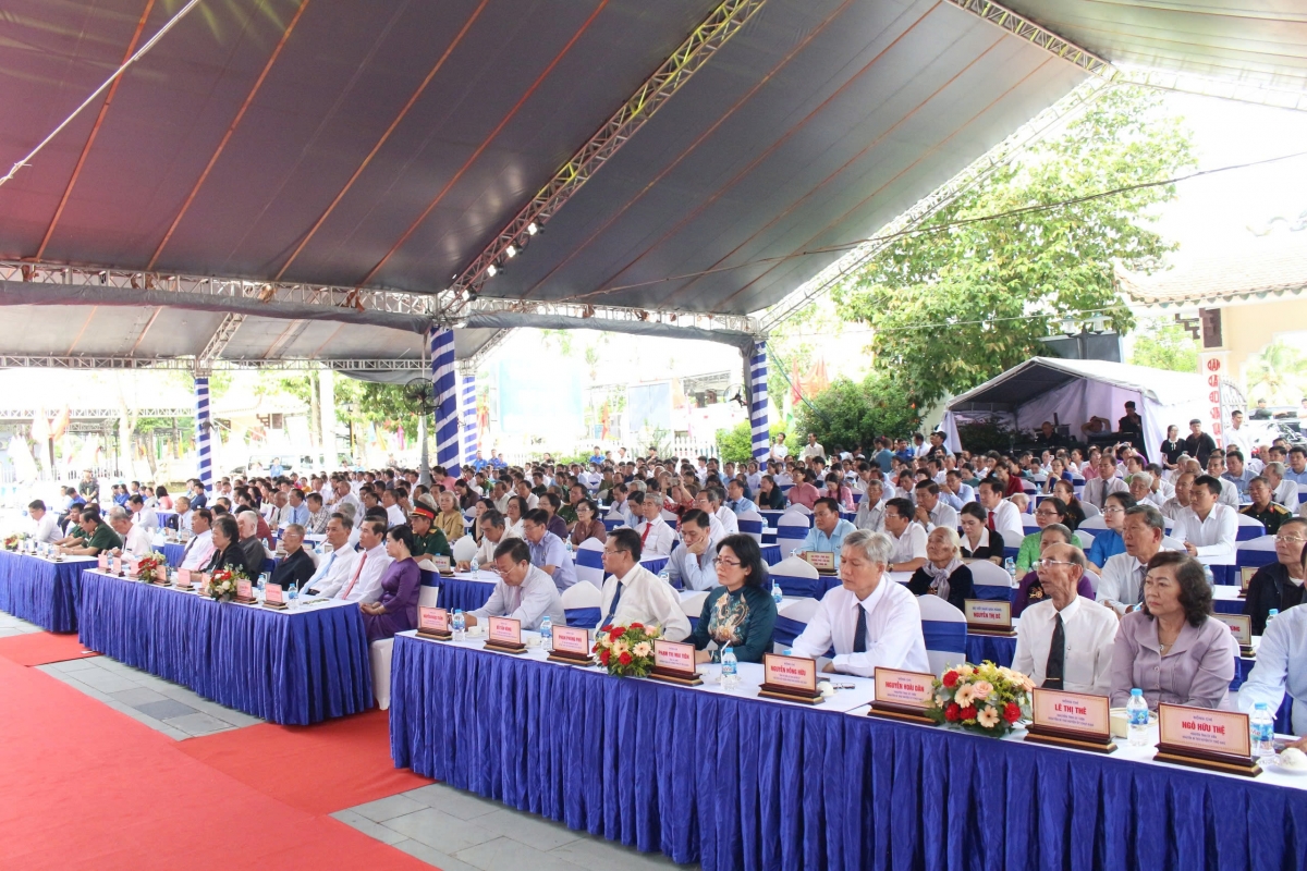 Các đại biểu đến dự lễ tưởng niệm 150 ngày Anh hùng dân tộc Nguyễn Hữu Huân hy sinh