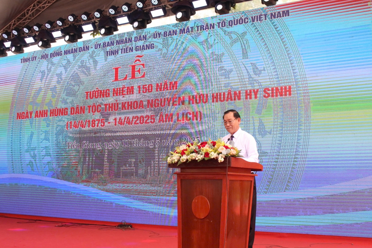 Ông Nguyễn Văn Vĩnh, Phó Bí thư Tỉnh ủy, Chủ tịch UBND tỉnh Tiền Giang đọc diễn văn tại lễ tưởng niệm