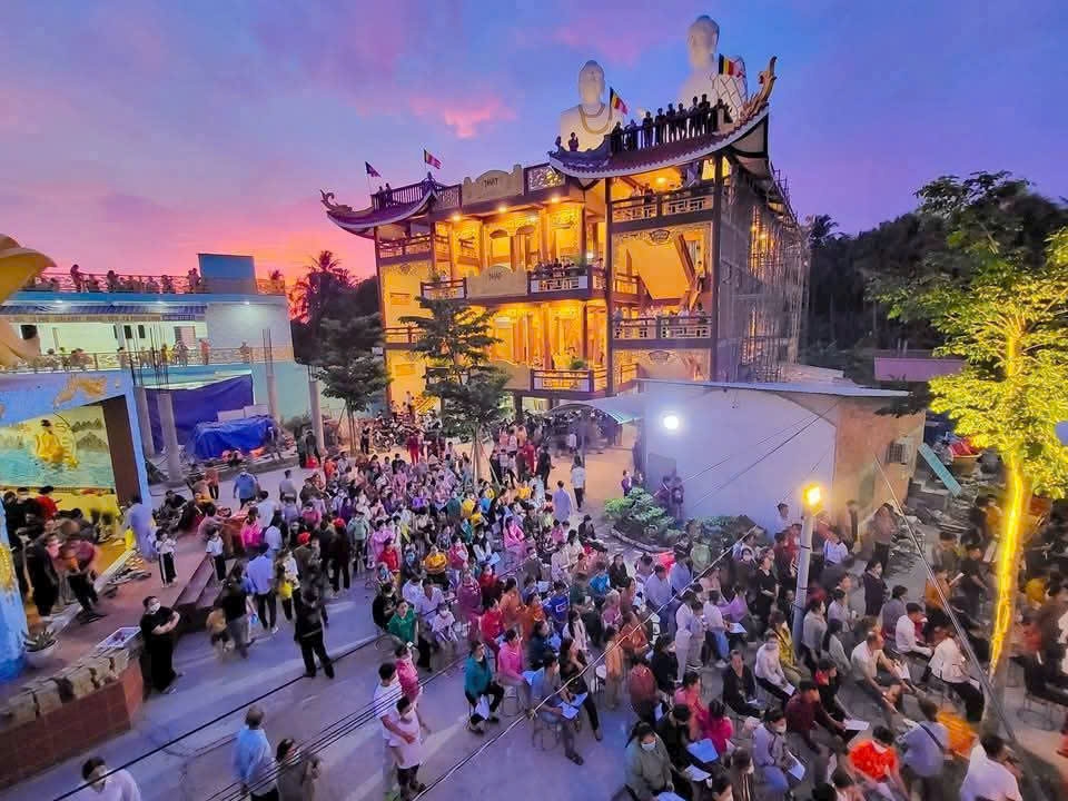 Mỗi ngày đêm có hàng nghìn Phật tử, người dân đến viếng chùa Liên Hoa, thưởng lãm các hoạt động mừng đại lễ Phật Đản