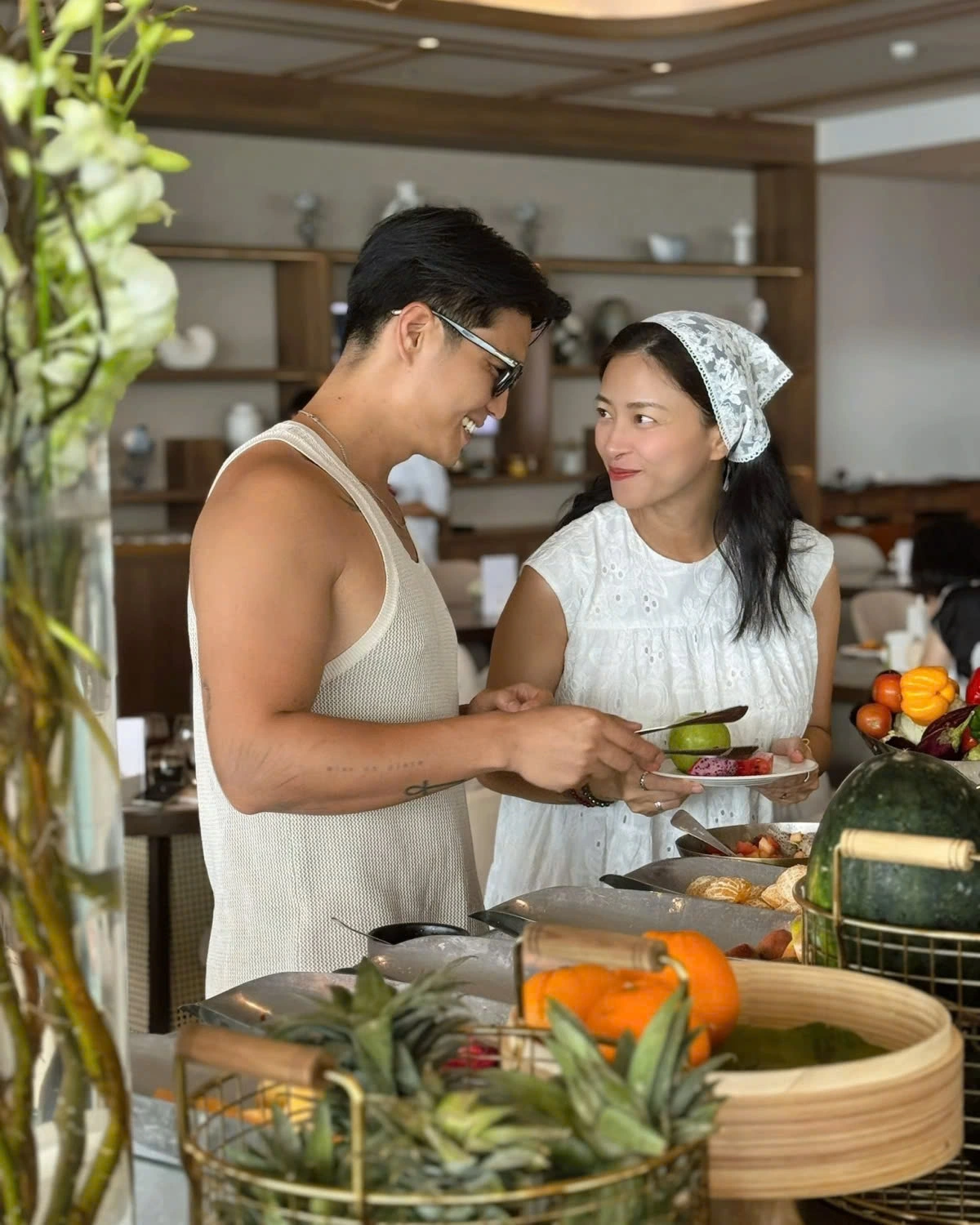Ngô Thanh Vân chia sẻ những khoảnh khắc trong chuyến nghỉ dưỡng Nha Trang cùng ông xã. Mẹ bầu tuổi 46 diện váy suông, khoe bụng vượt mặt. Người đẹp nói lần đầu tiên làm mẹ, cô bỡ ngỡ và phải học mọi thứ từ đầu, tuy nhiên bên cạnh cô luôn có chồng đồng hành, chia sẻ.