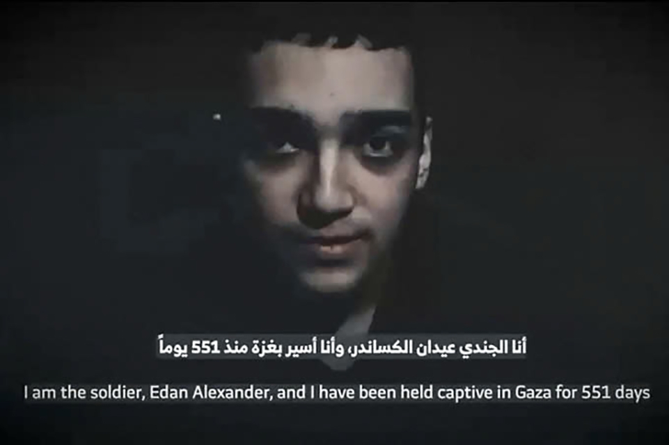 Con tin Edan Alexander trong video Hamas công bố ngày 12/4. Ảnh: AFP